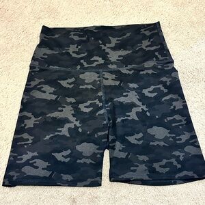 Core 10 Women's All Day Comfort Slim-Fit High-Waist Camo Print Shorts in sz S